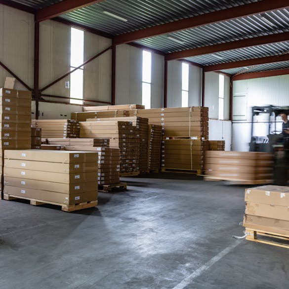 Placing the incoming cargo in the warehouse of MaximaVida 