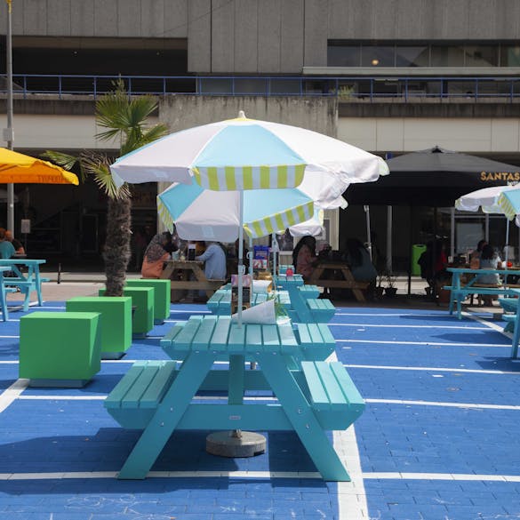 Gekleurde picknicktafels bij The Splash in Rotterdam