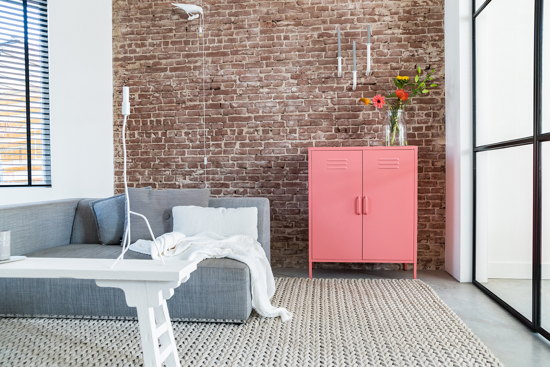 Roze 2-deurs lockerkast in woonkamer