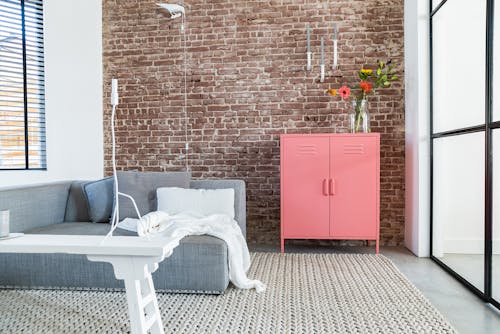 Roze 2-deurs lockerkast in woonkamer