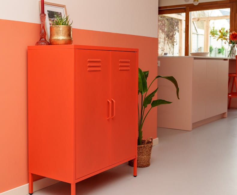 Metalen lockerkast Finn in oranje in de woonkamer