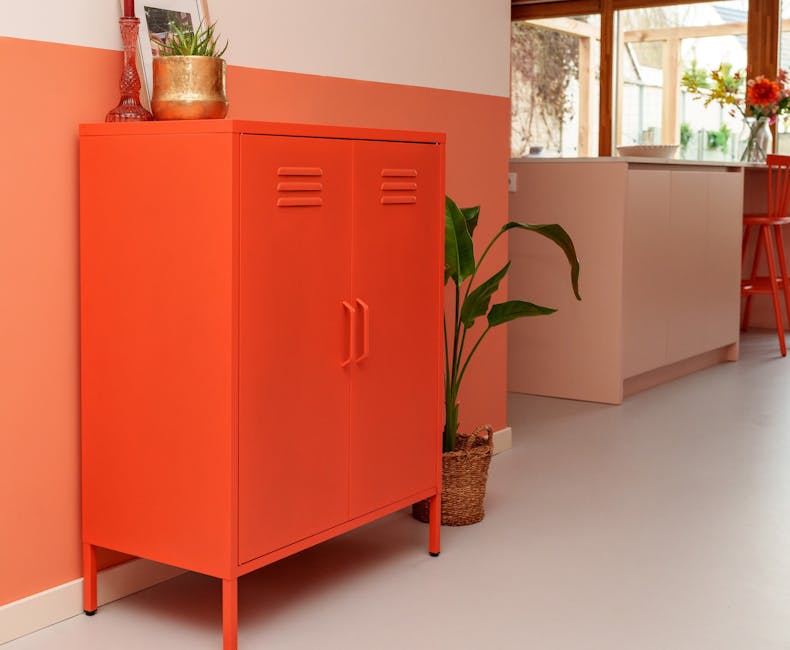 Metalen lockerkast Finn in oranje in de woonkamer