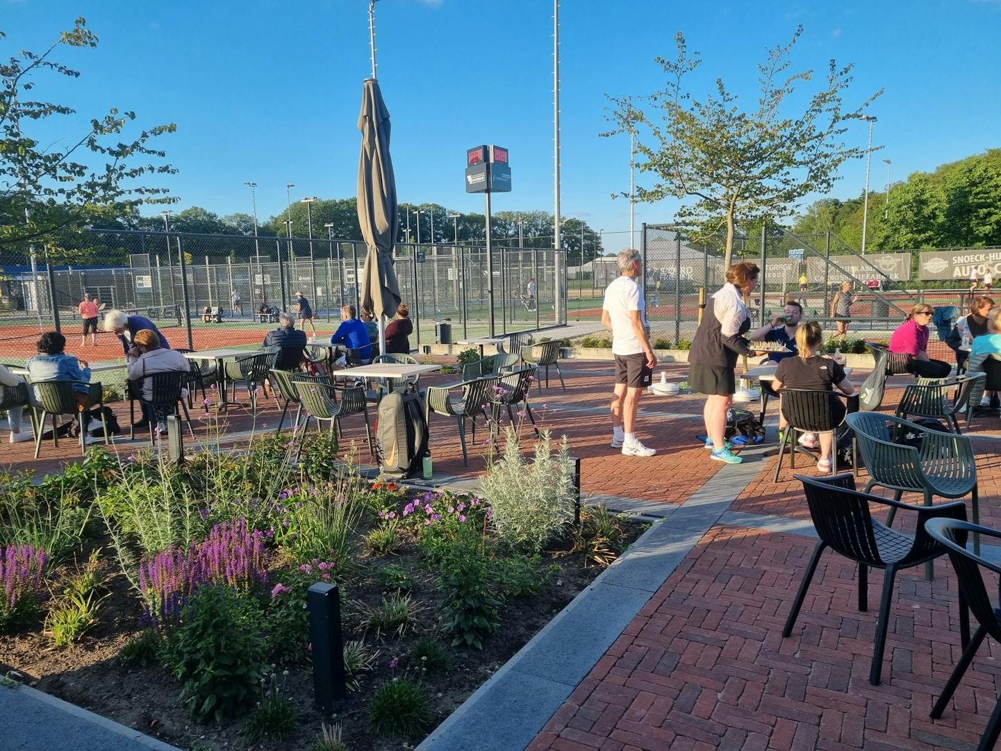 Het zonnige terras bij WTC tennis, gevuld met meubelen van MaximaVida 