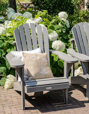 MaximaVida kunststof adirondack tuinstoel Montreal grijs bij hortensia