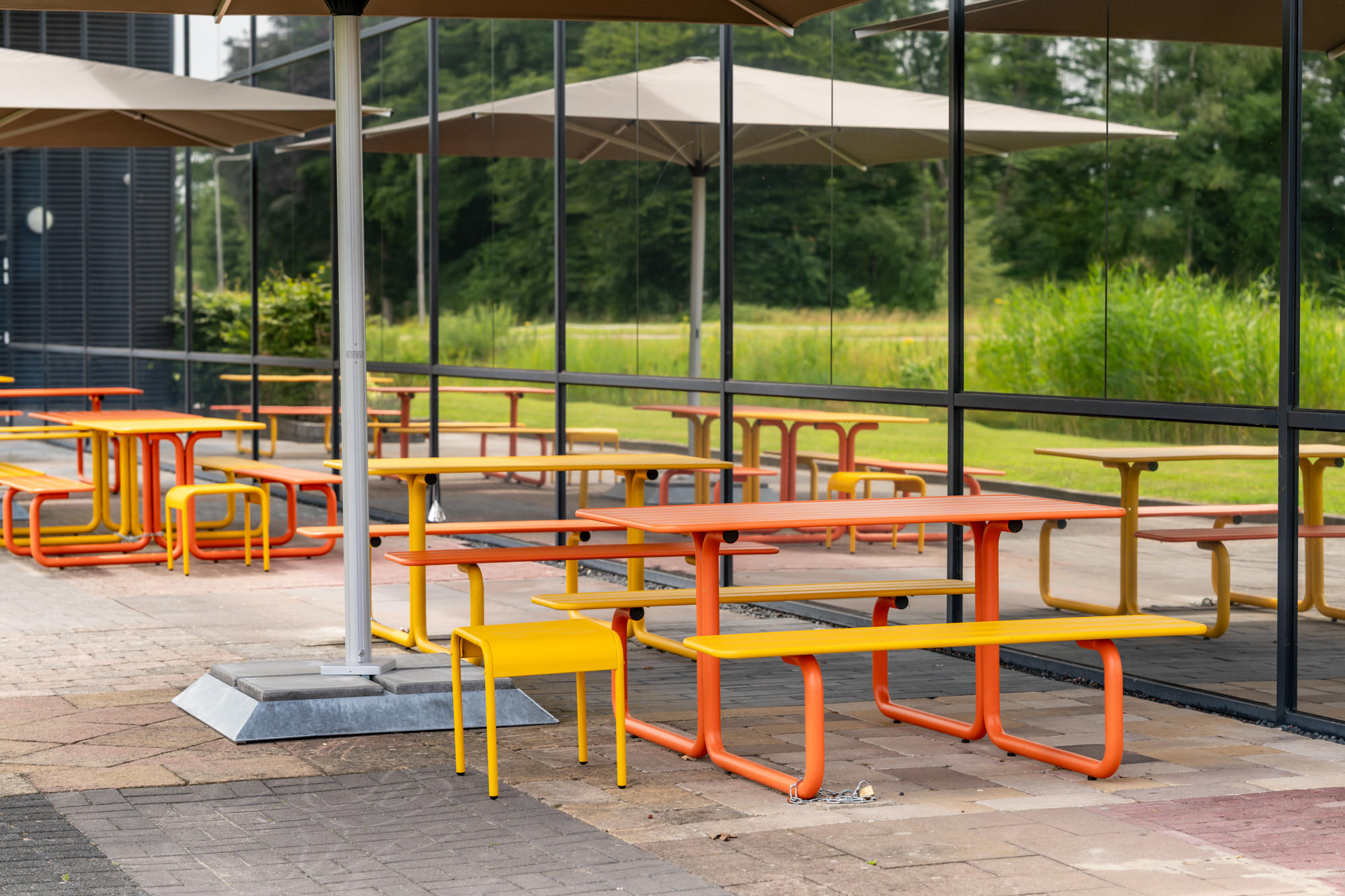 farbige Max-picknicktische aus metall in orange und gelb