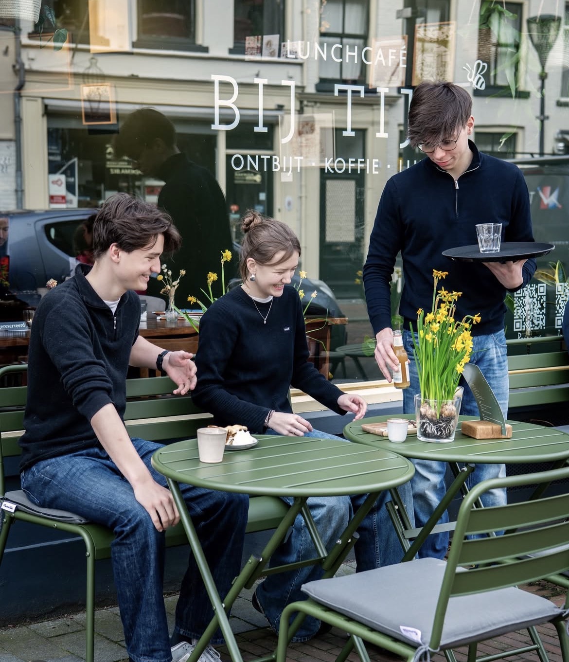 Olivgrüner, klappbarer bistrotisch max auf der terrasse
