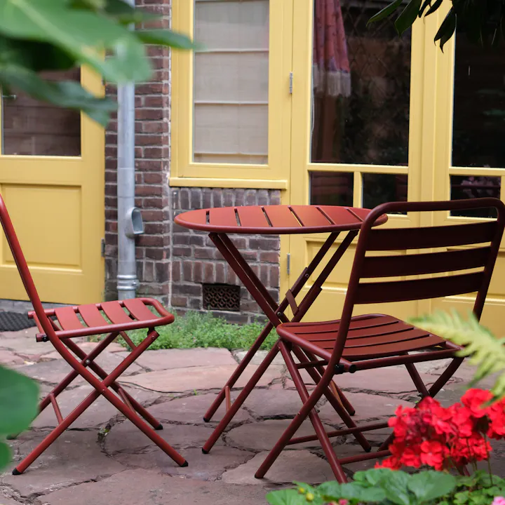 Max Terra foldable bistro set in the backyard