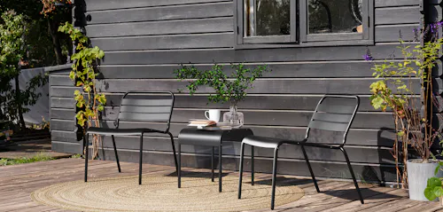 Schwarze Metall-Loungegarnitur Max auf der Terrasse