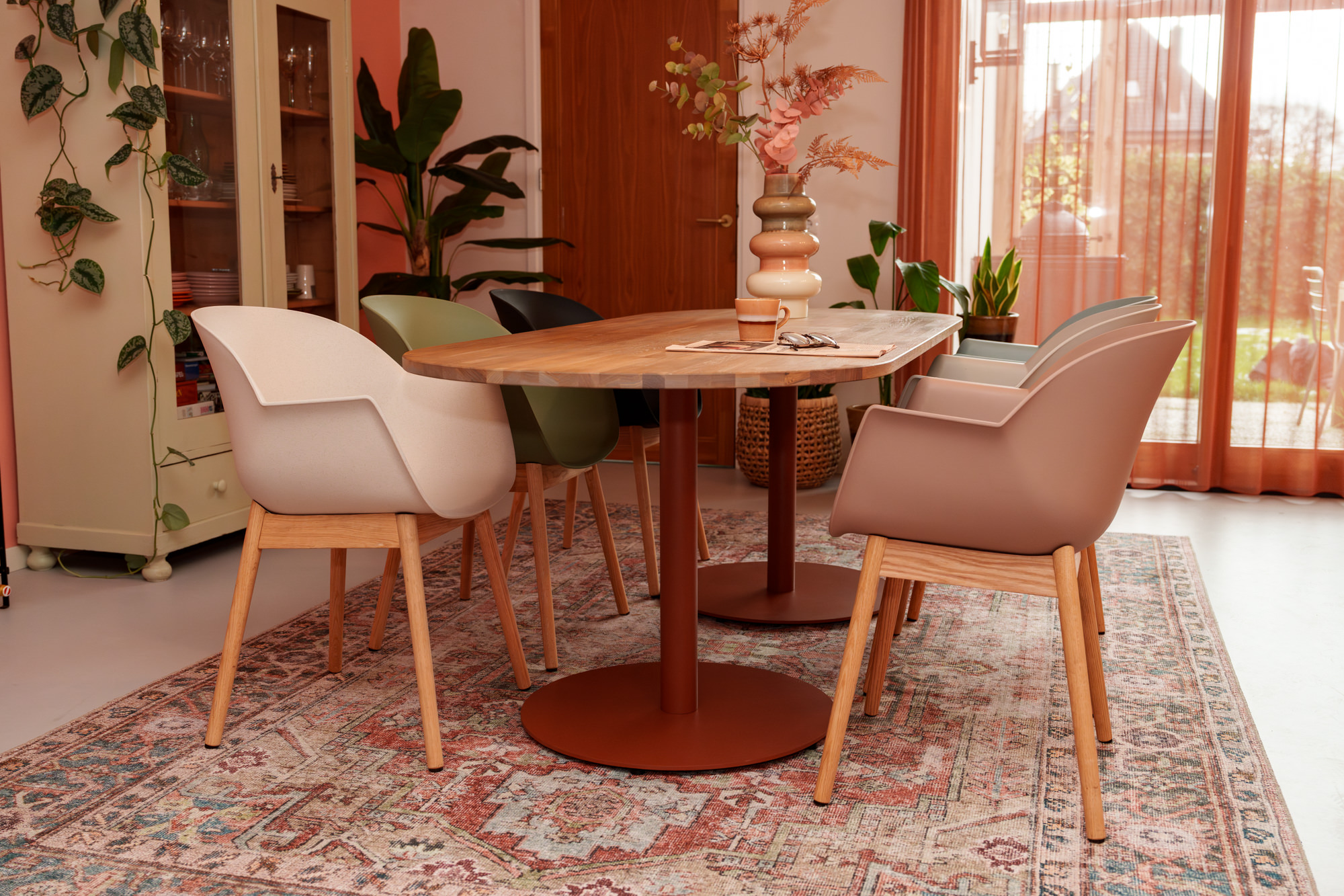 MaximaVida eettafel met Cuyp stoelen en Portland poot roestbruin