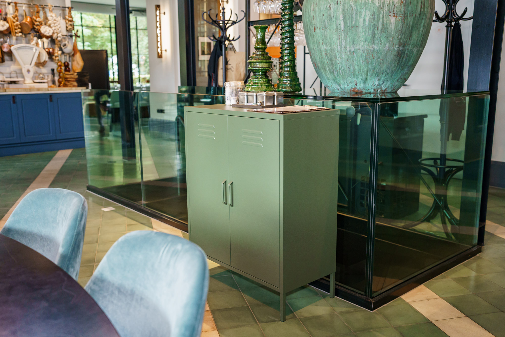 Olijfgroene metalen lockerkast Finn in restaurant Welgelegen
