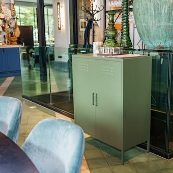 Olijfgroene metalen lockerkast Finn in restaurant Welgelegen