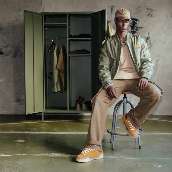 Metal locker olive green No Limit Amsterdam model seated