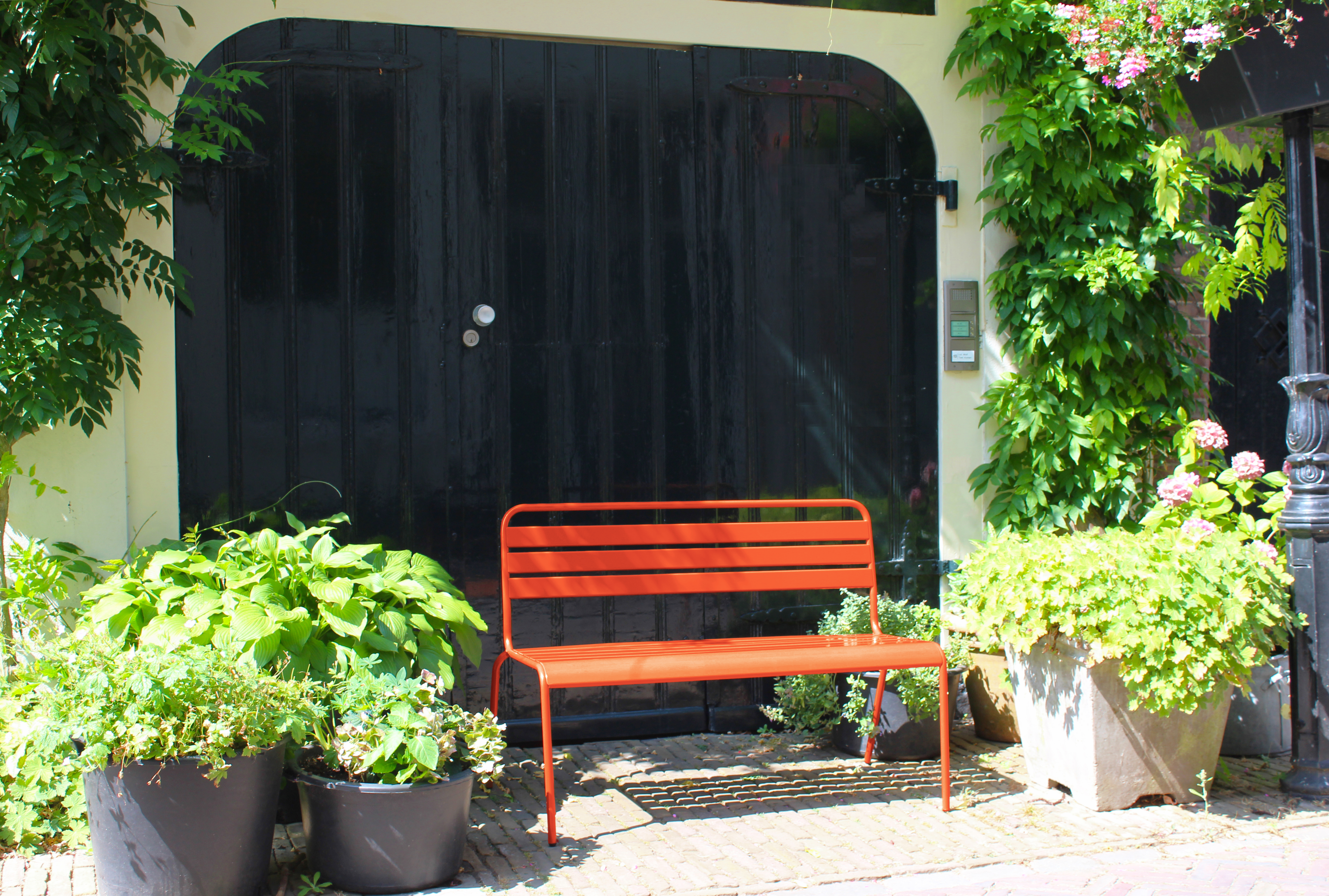 Oranje metalen tuinbank Max