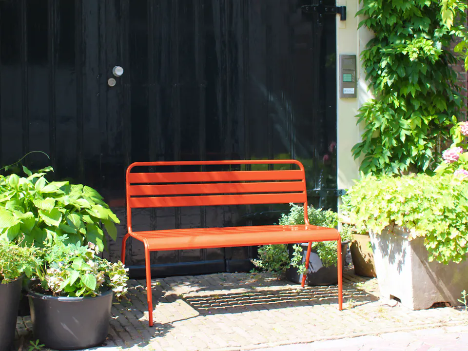 Orangefarbene Metall-Gartenbank „Max“