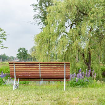 MaximaVida tuinbank Budapest olie bij de vijver