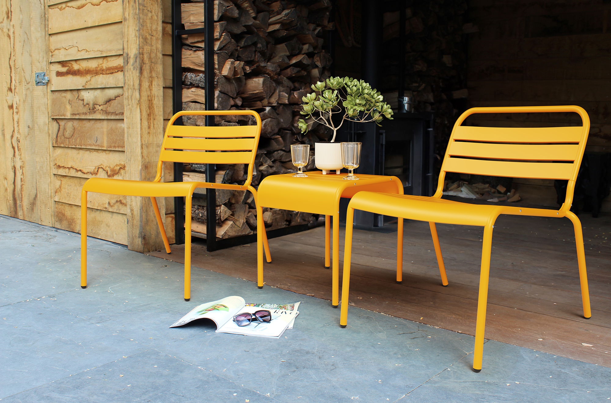 Loungeset Max okergeel bij veranda