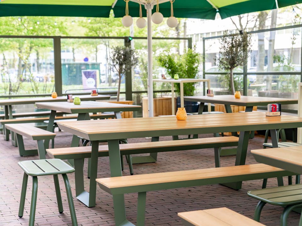 Olijfgroene Bermuda picknicktafel op het terras van House of Watt