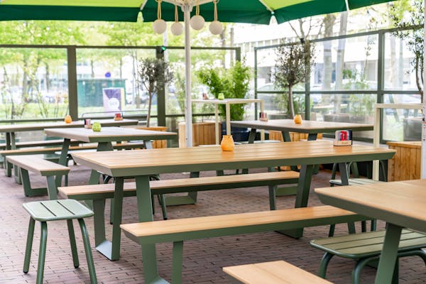 Olivgrüne Bermuda-Picknicktische im House of Watt