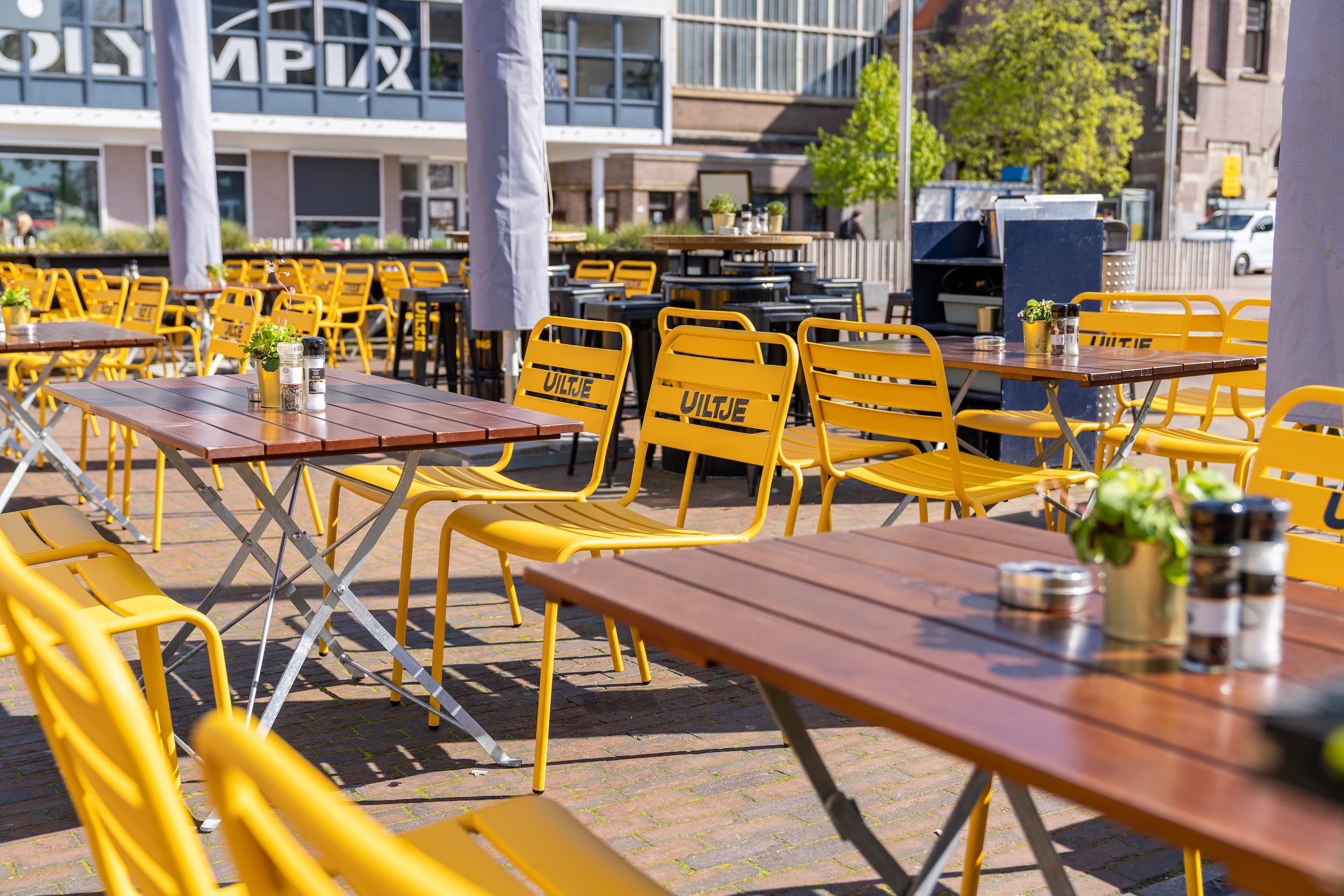 MaximaVida metalen terrasstoel okergeel Uiltje brewery