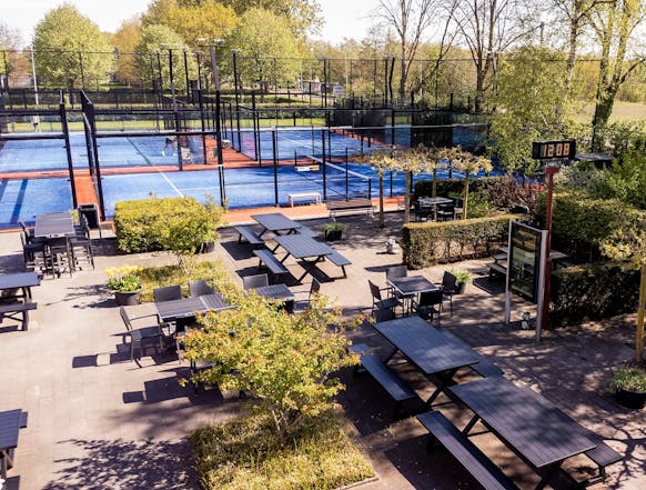 Aluminium picknicktafels op terras sportclub