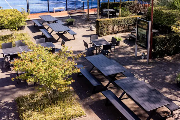 Aluminium picknicktafels op terras sportclub