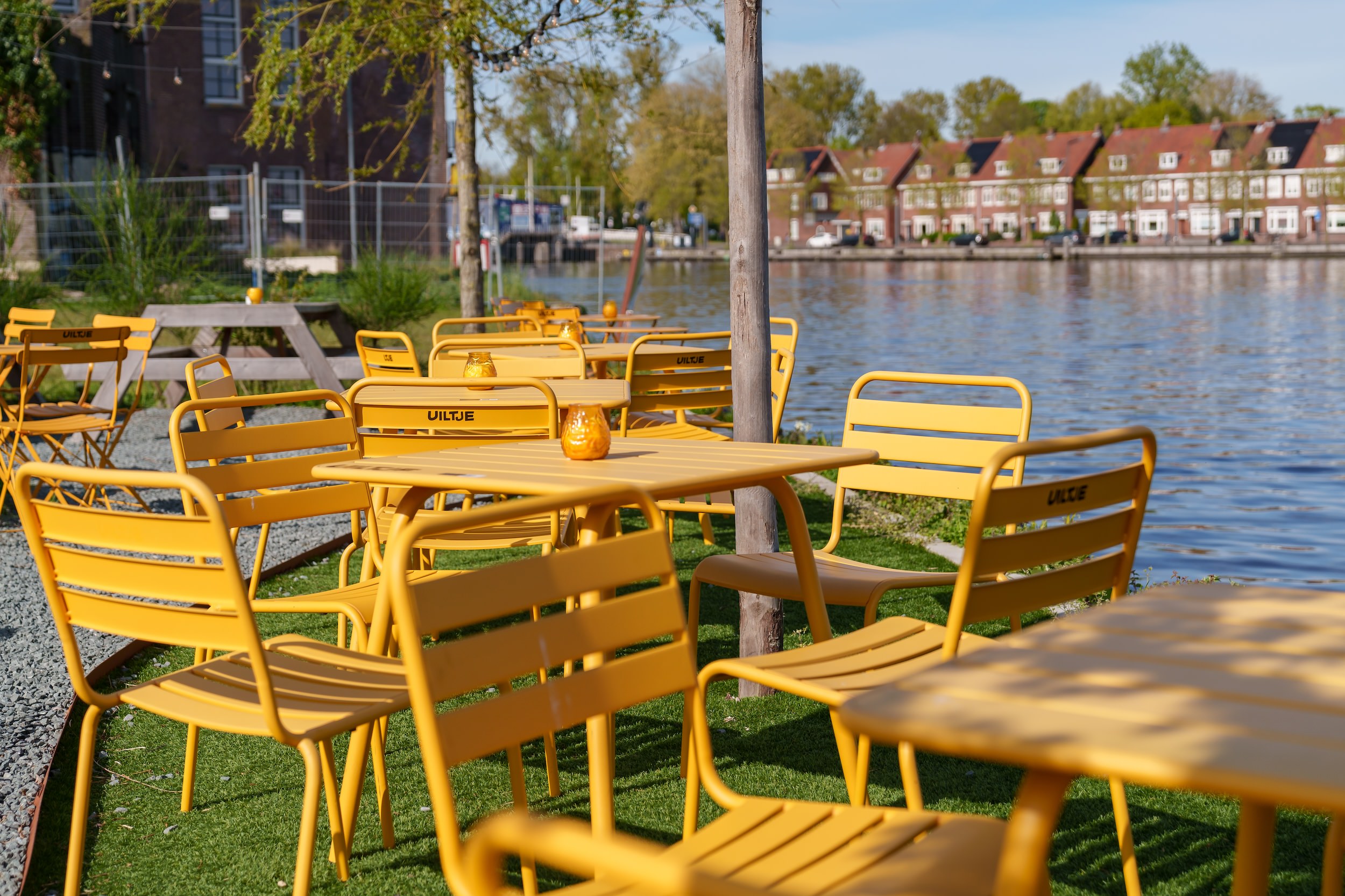 Okergele tuinsets Max aan het water