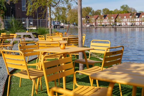 Okergele tuinsets Max aan het water