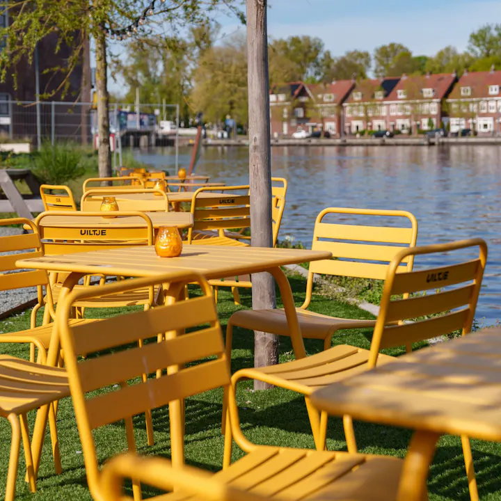 Okergele tuinsets Max aan het water