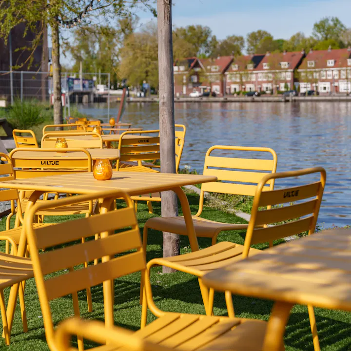 Okergele tuinsets Max aan het water