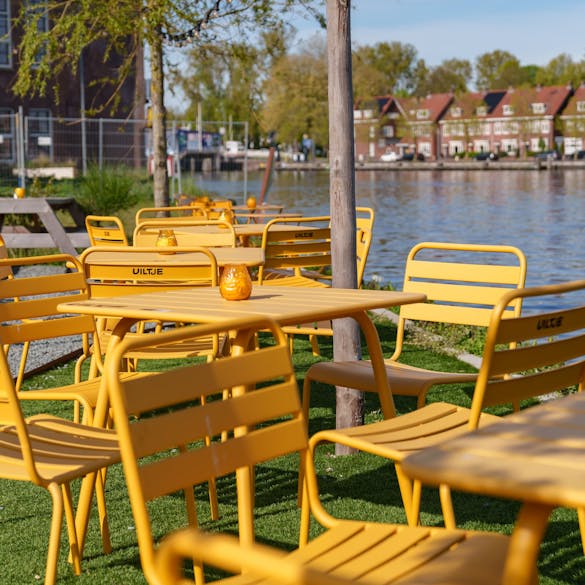 Ockergelbe Gartensets Max am Wasser