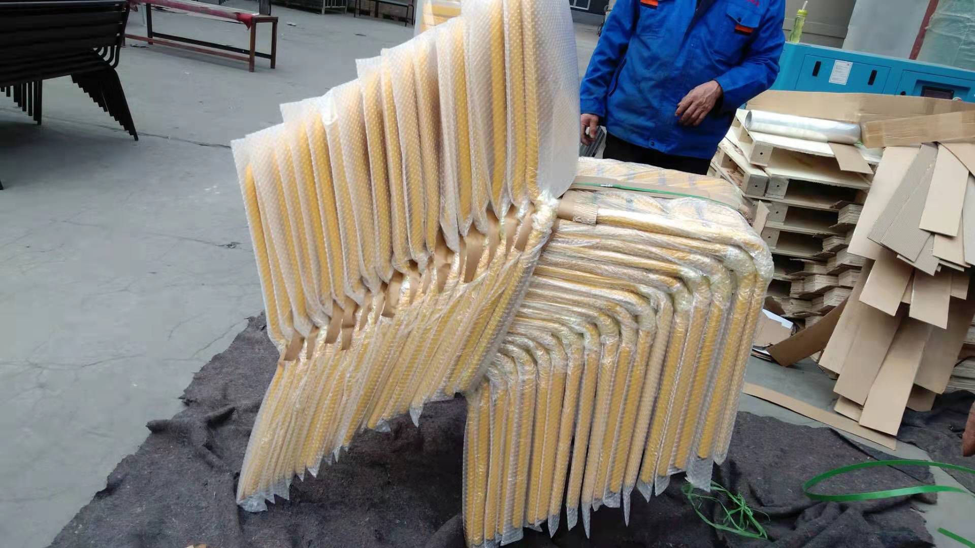 MaximaVida Gartenstuhl Max für den Transport gestapelt