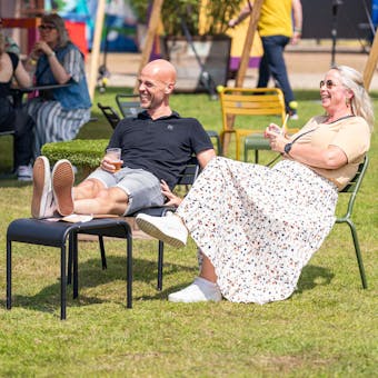 Metalen loungestoel Max op het Over de Top festival