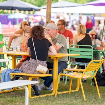 Okergele Max meubels op Over de Top festival