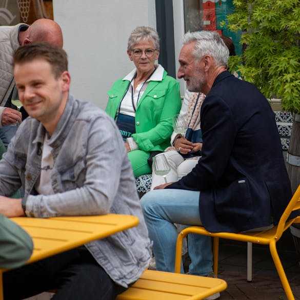 Ockergelber Picknicktisch und Liegestühle bei City of Taste