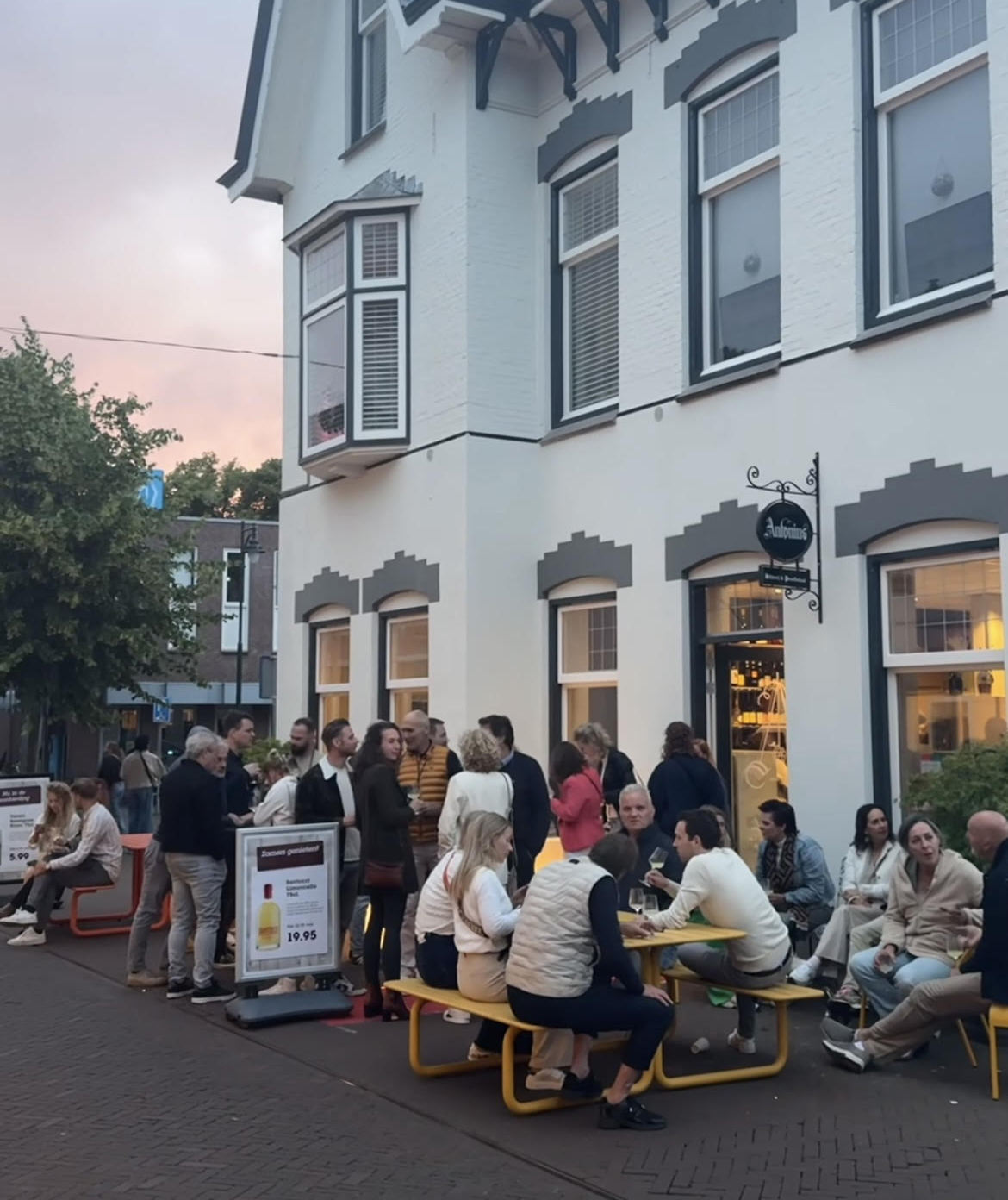 Gekleurde picknicktafels bij City of Taste