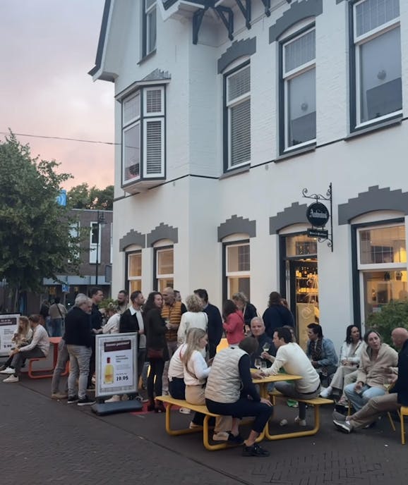 Gekleurde picknicktafels bij City of Taste