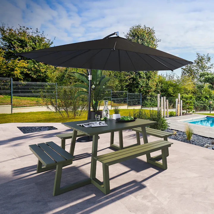 Vierkante aluminium picknicktafel Dex in olijfgroen aan het zwembad
