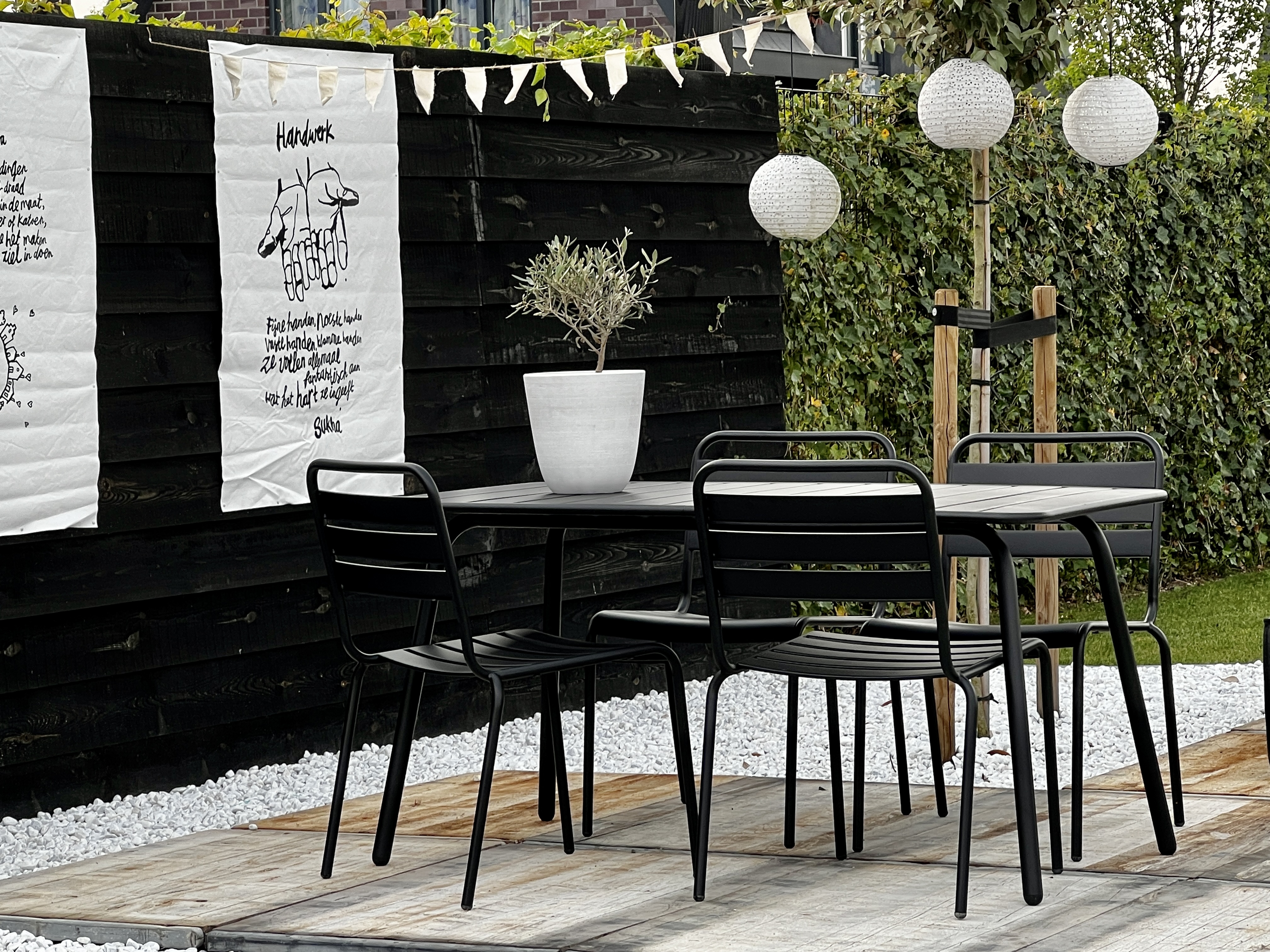 Metalen tuinset Max in het zwart in de achtertuin