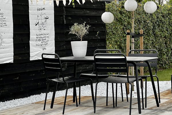 MaximaVida Metall-Gartenmöbelgarnitur Max in Schwarz auf der Terrasse