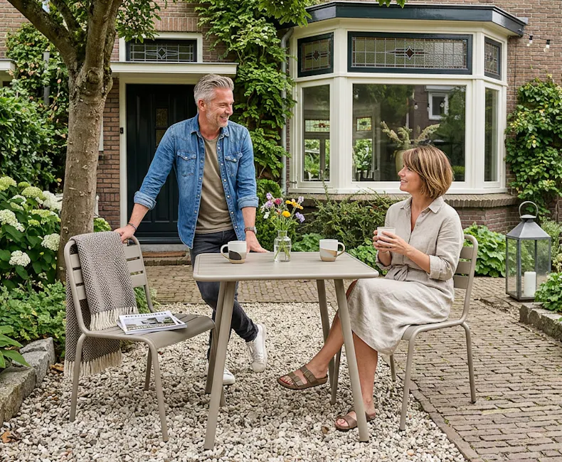 Taupe tuinsetje Max in voortuin
