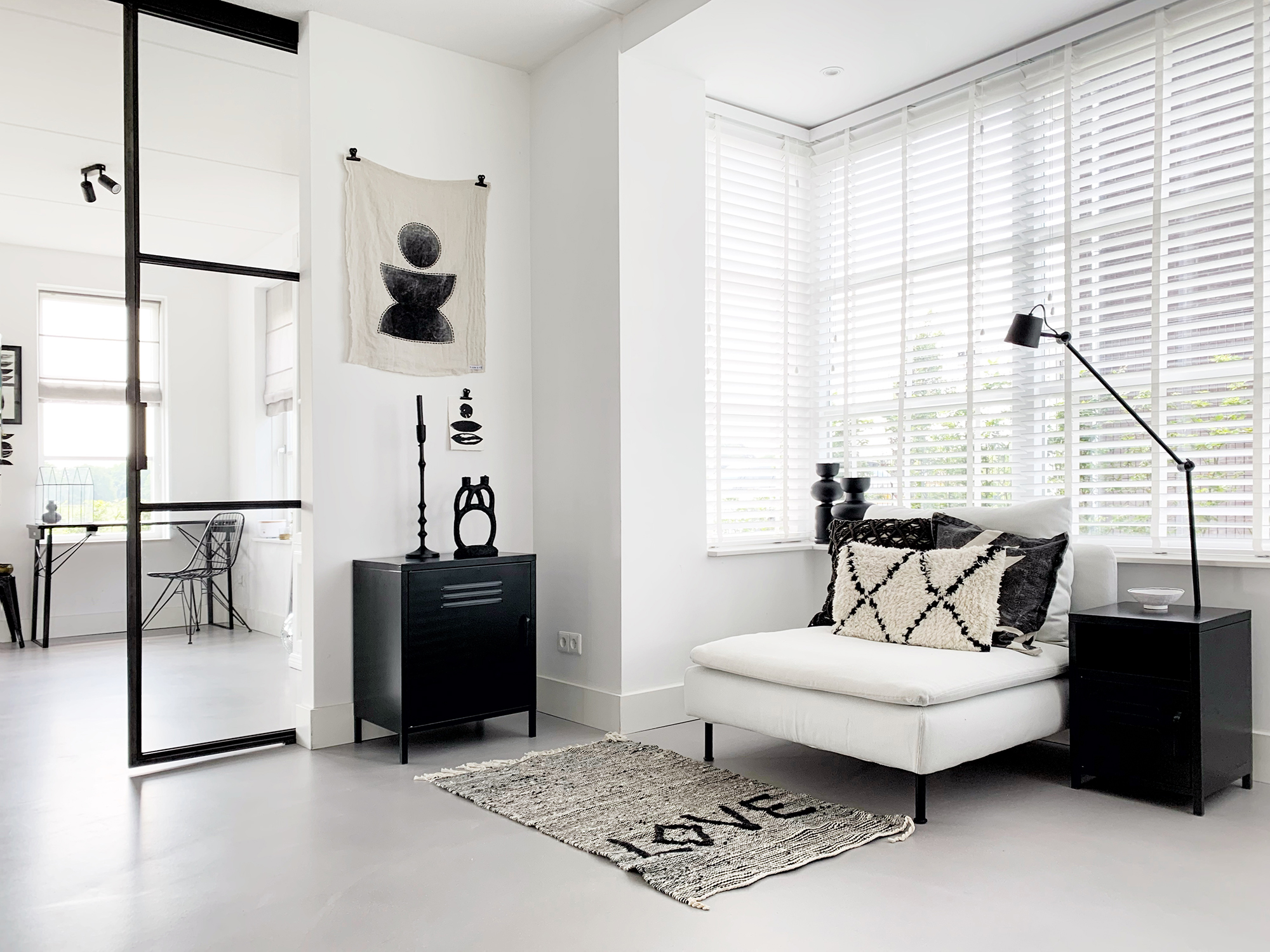 MaximaVida Metallschrank und Nachttisch Finn