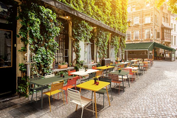 Terrasse mit farbigen Max-Möbeln von MaximaVida