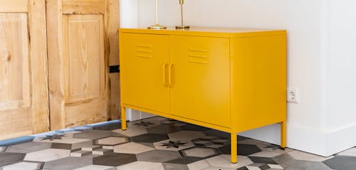 Okergele TV lockerkast