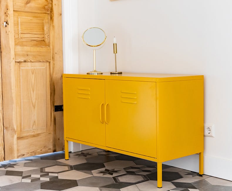 Ockergelber TV-Schrank