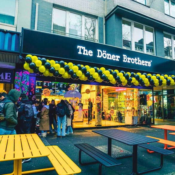 MaximaVida metalen picknicktafel The Döner Brothers gekleurd buiten