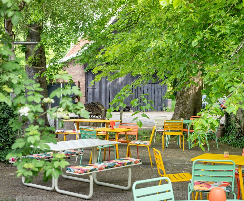 Farbige Max-Gartenmöbel mit Kissen im Teegarten Rensink