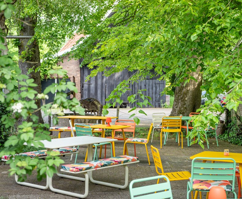 Gekleurde Max tuinmeubelen met kussens in theetuin Rensink