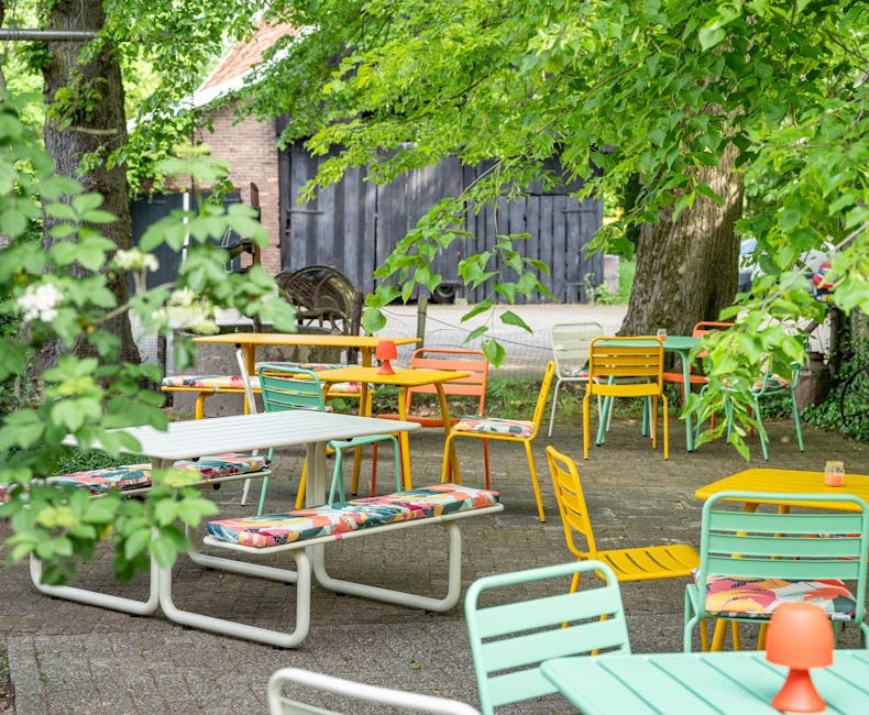 Gekleurde Max tuinmeubelen met kussens in theetuin Rensink