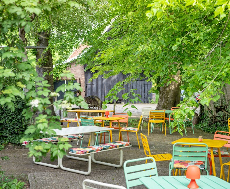 Farbige Max-Gartenmöbel mit Kissen im Teegarten Rensink