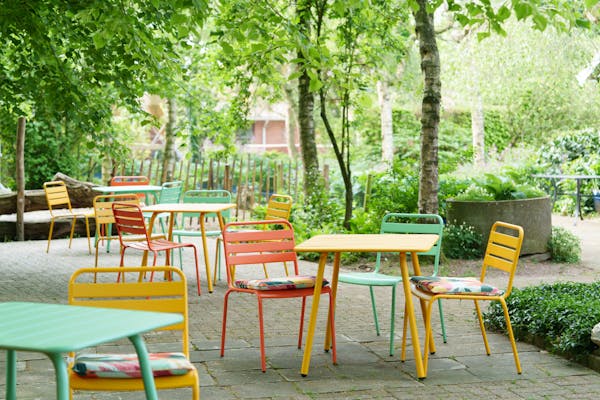 Gekleurde Max stoelen met kussens op terras theetuin Rensink 